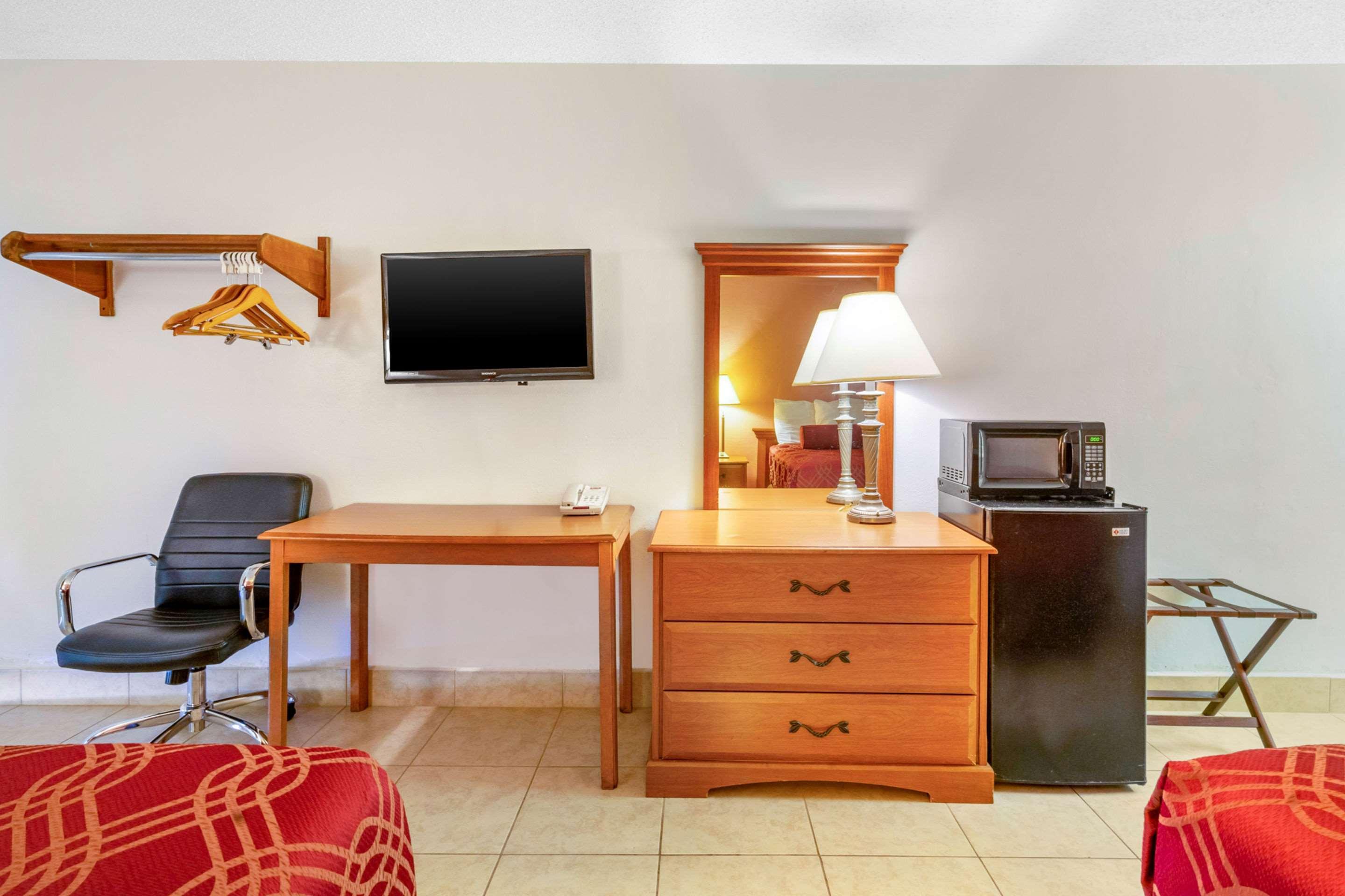 Econo Lodge North North Fort Myers Bagian luar foto