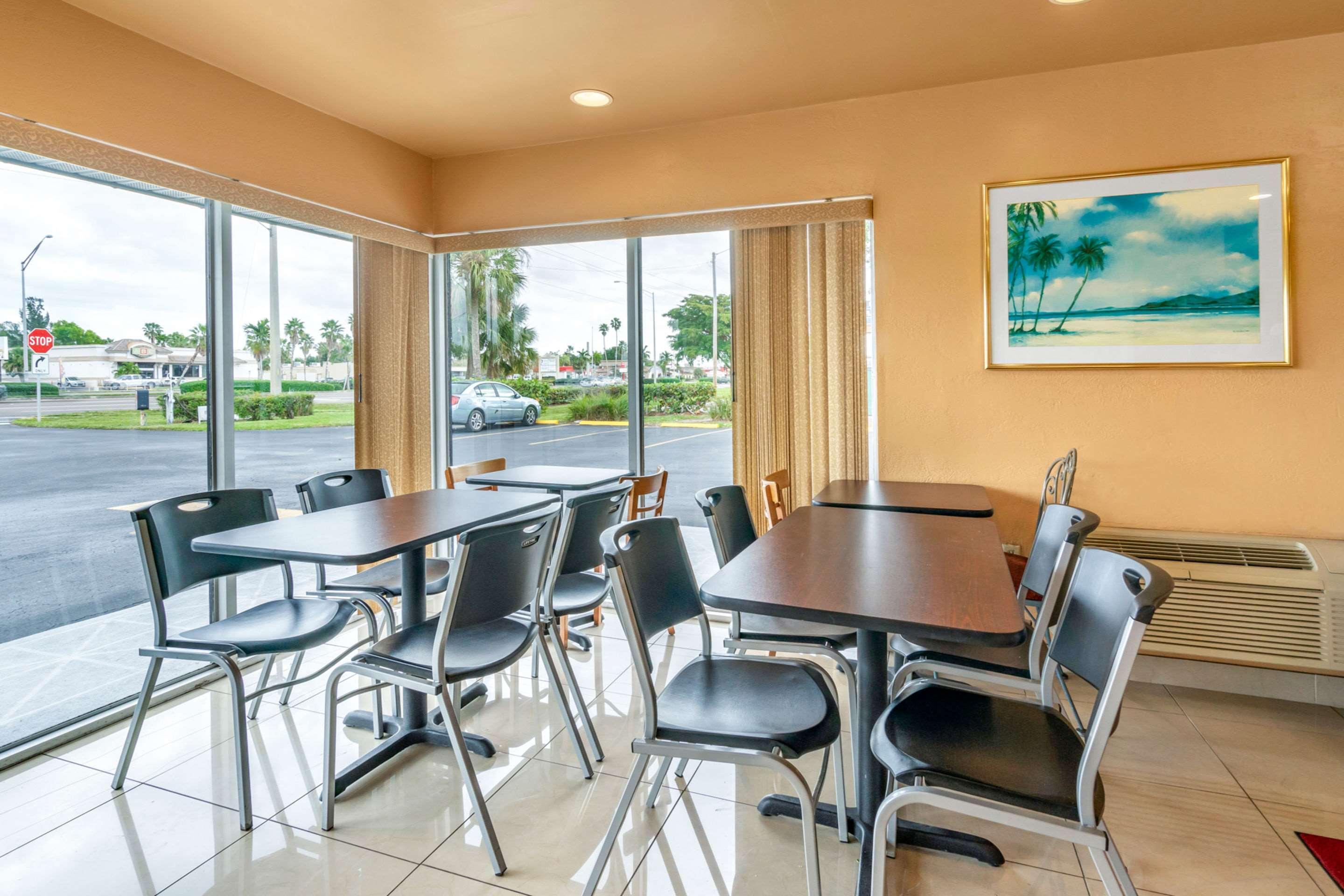 Econo Lodge North North Fort Myers Bagian luar foto