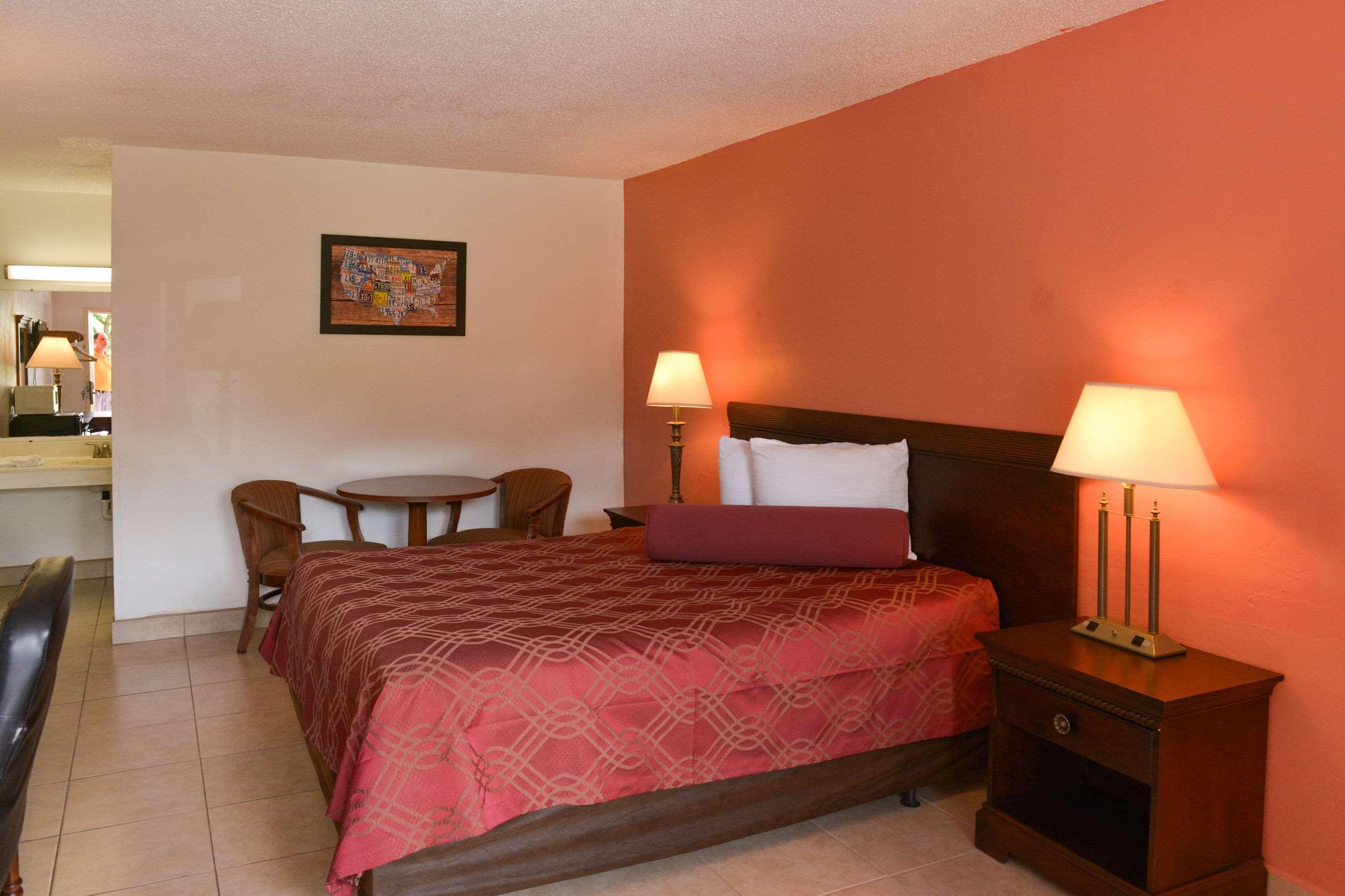 Econo Lodge North North Fort Myers Bagian luar foto