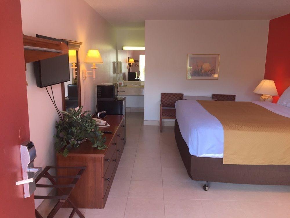 Econo Lodge North North Fort Myers Bagian luar foto