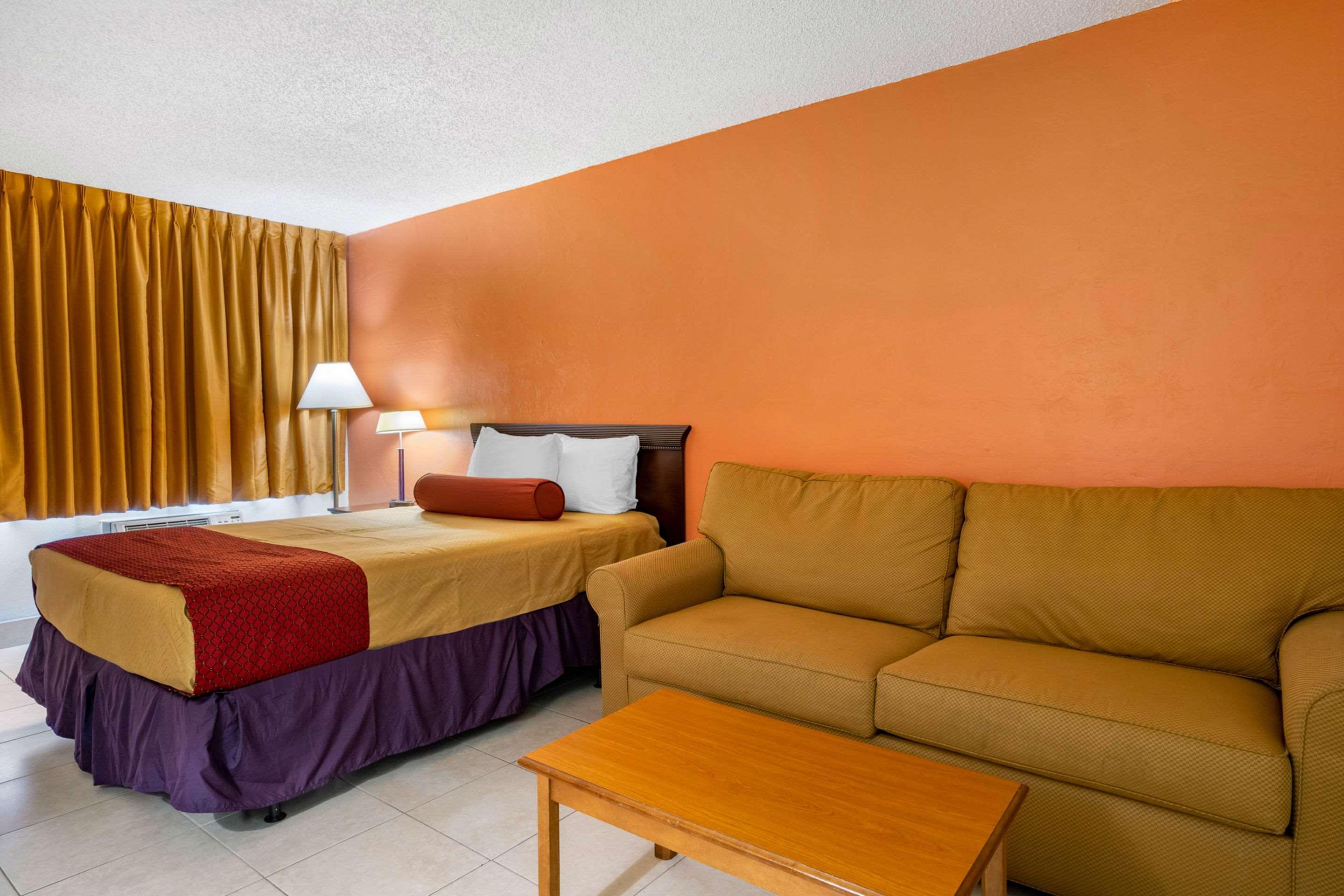 Econo Lodge North North Fort Myers Bagian luar foto
