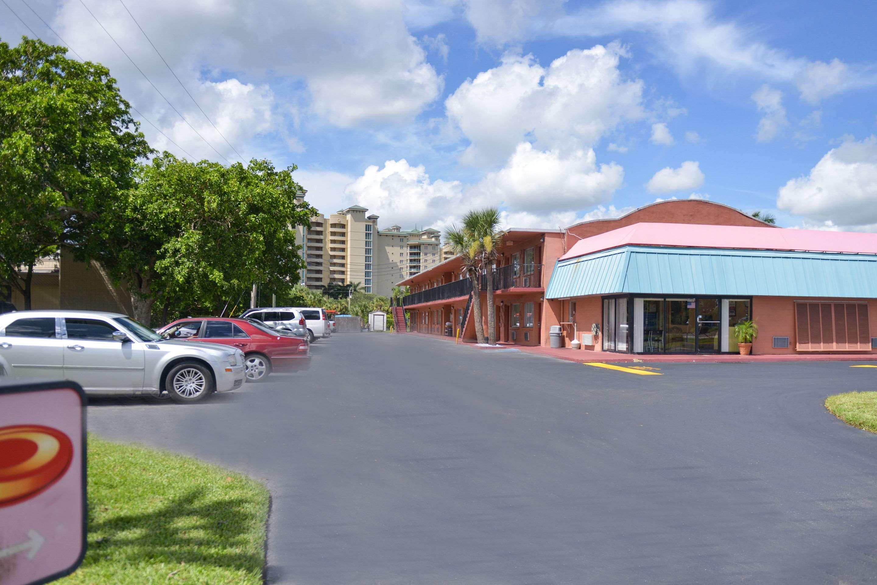 Econo Lodge North North Fort Myers Bagian luar foto