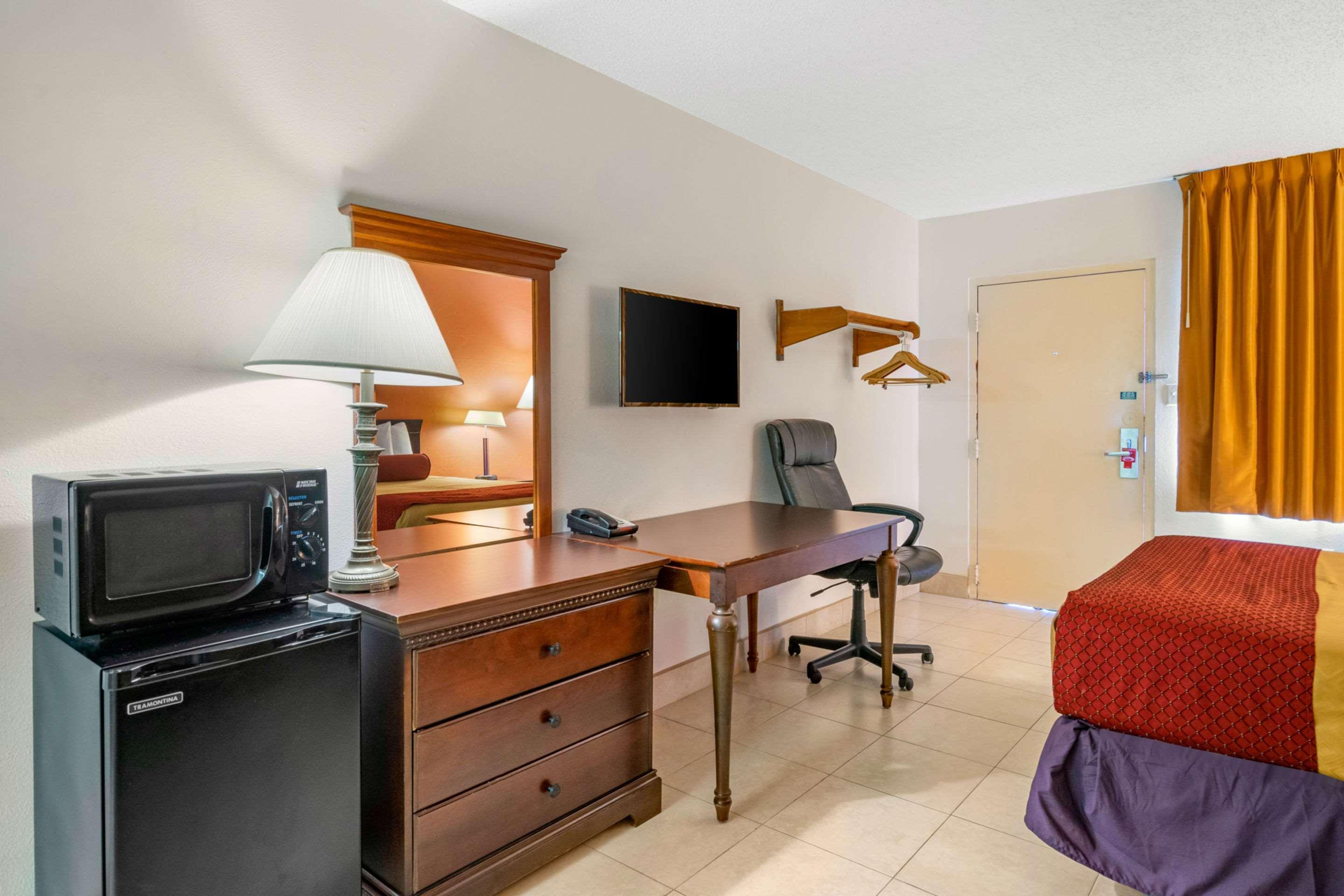 Econo Lodge North North Fort Myers Bagian luar foto
