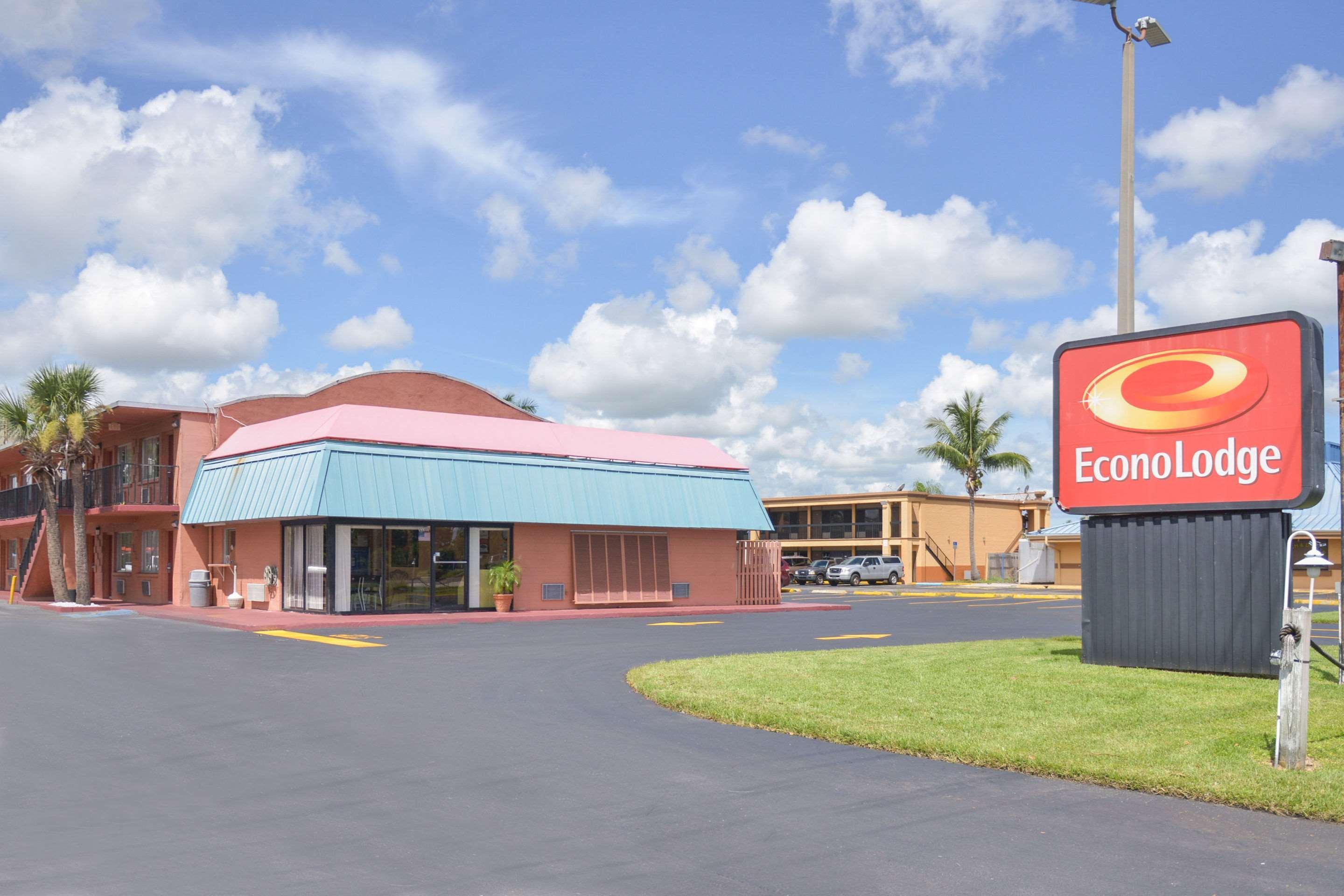Econo Lodge North North Fort Myers Bagian luar foto