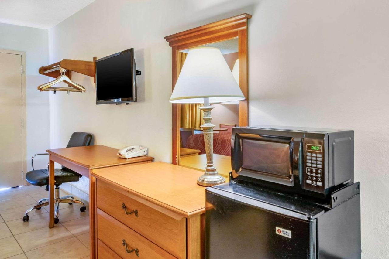 Econo Lodge North North Fort Myers Bagian luar foto