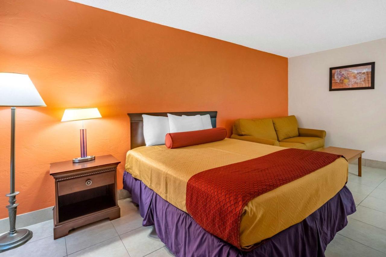 Econo Lodge North North Fort Myers Bagian luar foto